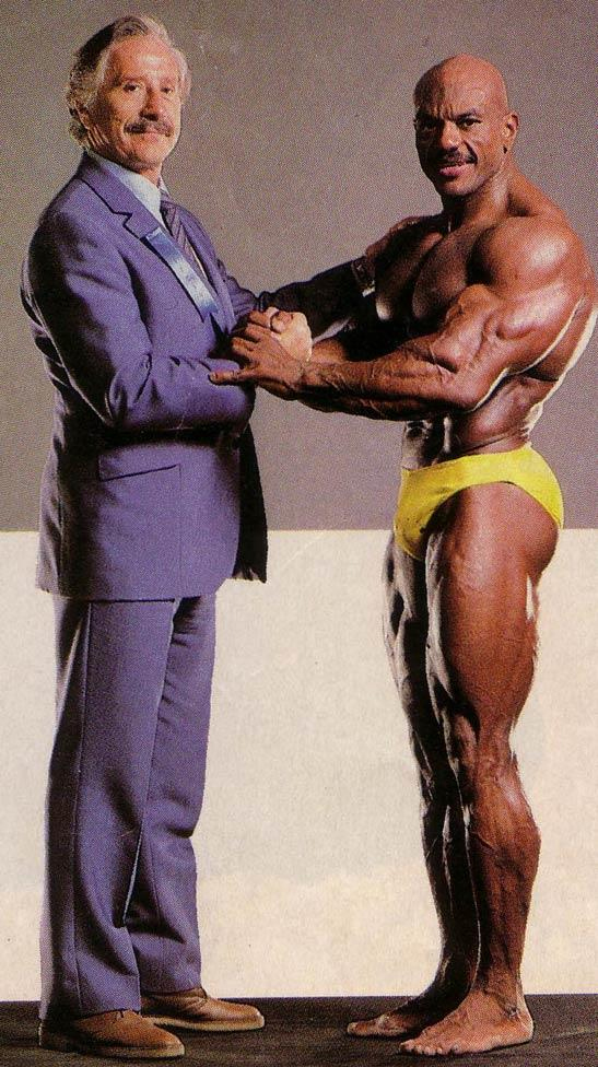 Сержио Олива, Sergio Oliva на турнире Мистер Олимпия 1984 вместе с Джо Уайдер