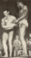 Пожимает руку Джону Хьюлету (John Hewlett), победителю "Мистер Вселенная" среди любителей NABBA в 1963 году