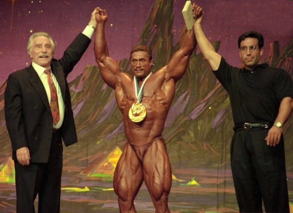 Джо Уайдер, Joe Weider на турнире Мастер Олимпия 1995 вместе с Сонни Шмидт