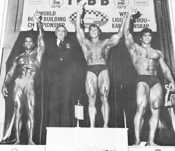 Арнольд Шварценеггер, Arnold Schwarzenegger на турнире Мистер Олимпия 1975 вместе с Лу Ферриньо, Серж Нюбре