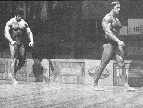 Арнольд Шварценеггер, Arnold Schwarzenegger на турнире Мистер Олимпия 1975 вместе с Лу Ферриньо