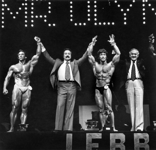 Бен Уайдер, Ben Weider на турнире Мистер Олимпия 1977 вместе с Боер Коу, Джо Уайдер, Фрэнк Зейн