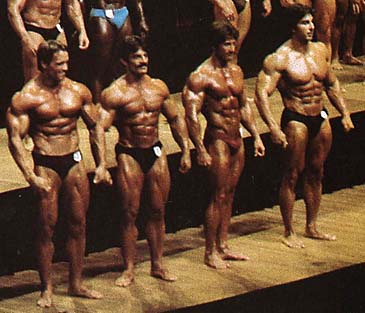 Арнольд Шварценеггер, Arnold Schwarzenegger на турнире Мистер Олимпия 1980 вместе с Деннис Тинерино, Майк Ментцер, Фрэнк Зейн