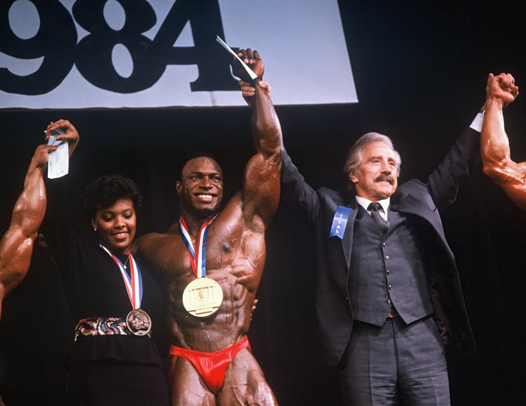 Джо Уайдер, Joe Weider на турнире Мистер Олимпия 1984 вместе с Ли Хейни