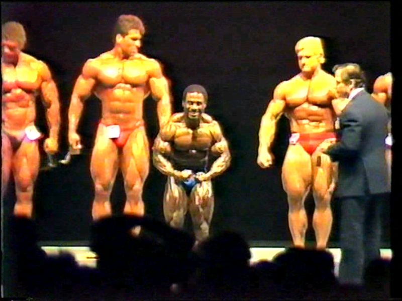 Том Платц, Tom Platz на турнире Мистер Олимпия 1985 вместе с Боб Перис, Уилфред Сильвестр