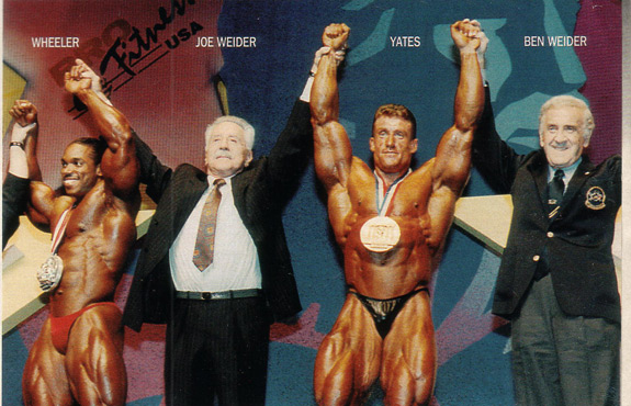 Джо Уайдер, Joe Weider на турнире Мистер Олимпия 1993 вместе с Флекс Уиллер, Дориан Ятс, Бен Уайдер
