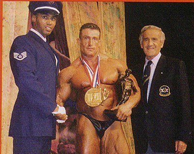 Бен Уайдер, Ben Weider на турнире Мистер Олимпия 1995 вместе с Дориан Ятс