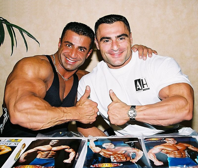 Ахмед Хайдар, Ahmad Haidar на турнире Мистер Олимпия 2002 вместе с Джордж Фарах