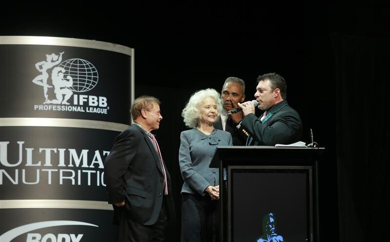 Бетти Уайдер, Betty Weider на турнире Мистер Олимпия 2013 вместе с Франко Коломбо, Боб Чичерилло