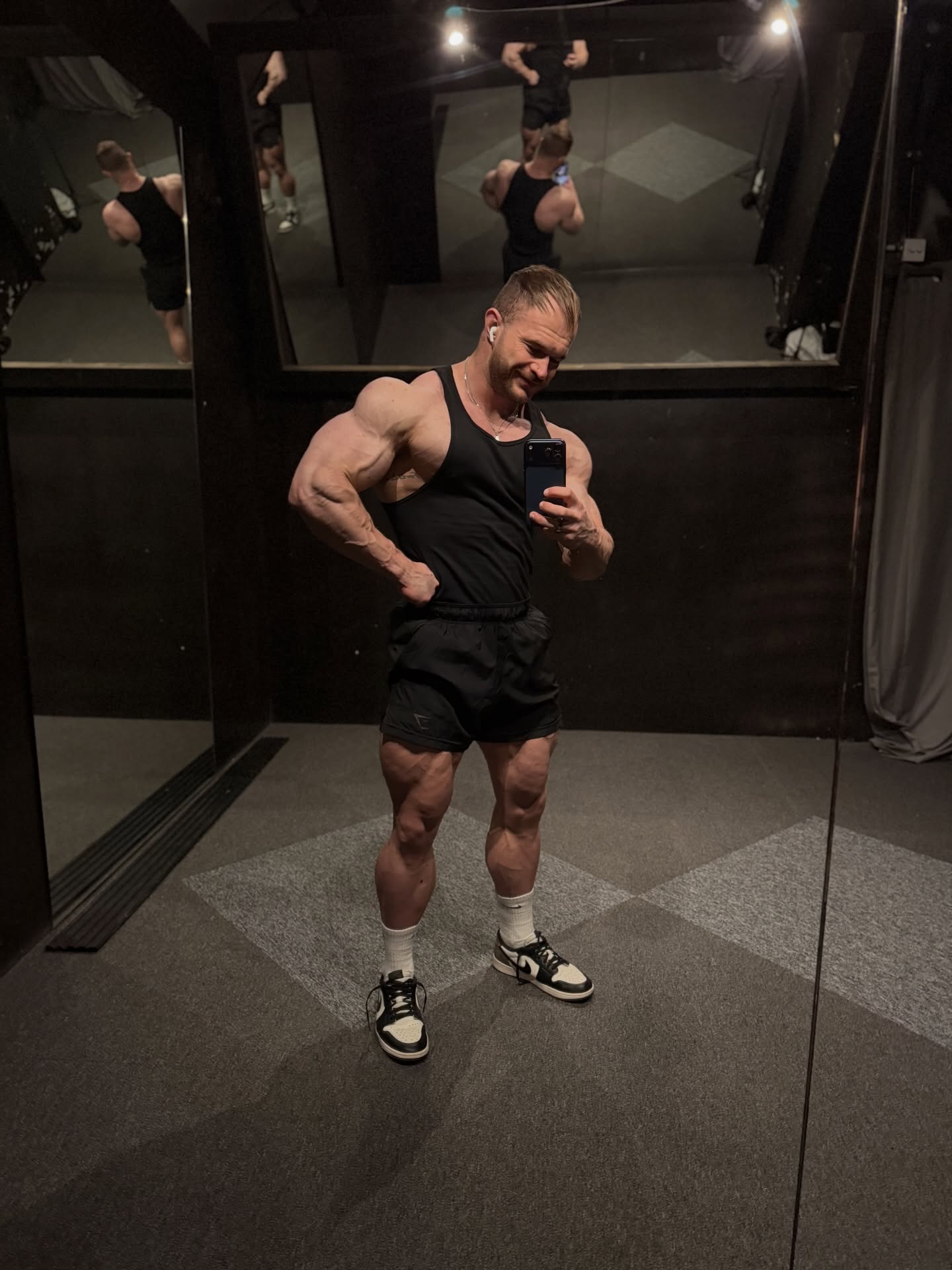 Астон Саваж