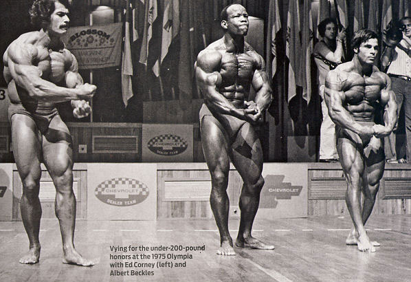 Франко Коломбо, Franco Columbu на турнире Мистер Олимпия 1975 вместе с Альберт Беклс, Эд Корни