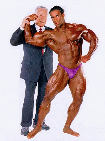 Джо Уайдер, Joe Weider на турнире Мистер Олимпия 2000 вместе с Кевин Леврон
