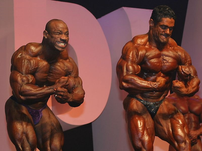 Декстер Джексон, Dexter Jackson на турнире Мистер Олимпия 2004 вместе с Густаво Баделл