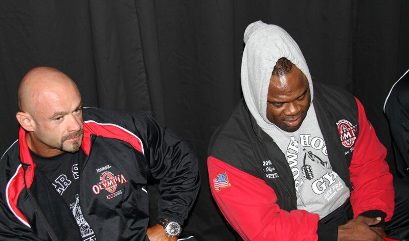 Кай Грин, Kai Greene на турнире Мистер Олимпия 2010 вместе с Бренч Уоррен